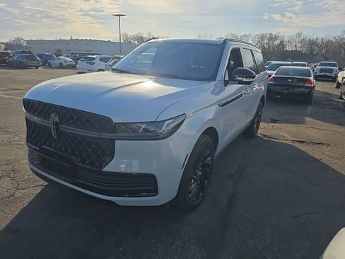 Used 2025 Lincoln Navigator Reserve w/ Jet Appearance Package image 4