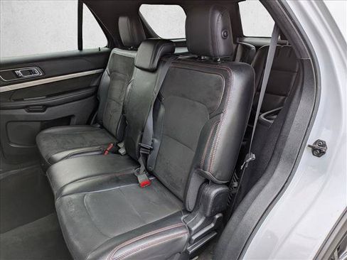 Used 2018 Ford Explorer XLT w/ Equipment Group 202A FWD image 17
