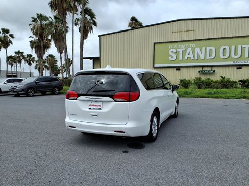 Used 2020 Chrysler Voyager LX FWD image 8