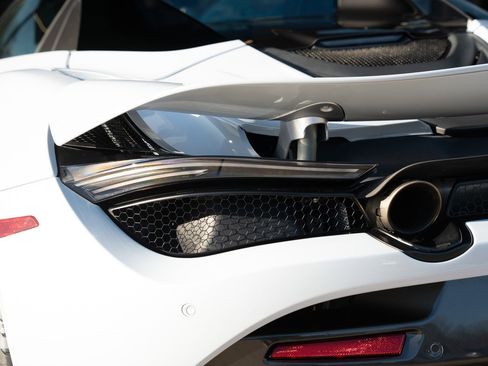 Used 2020 McLaren 720S Spider image 13