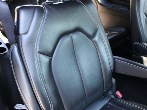 Used 2025 Chrysler Pacifica Select FWD image 23