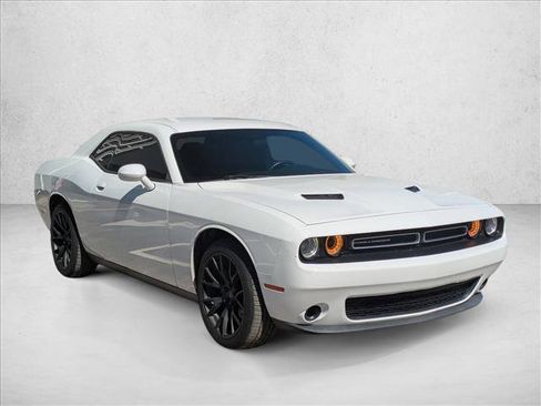 Used 2015 Dodge Challenger SXT image 3