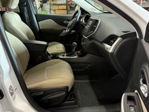 Used 2017 Jeep Cherokee Sport w/ Safety Group AWD/4WD image 13