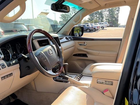 Used 2013 Lexus LX 570 4WD w/ Luxury Pkg image 5
