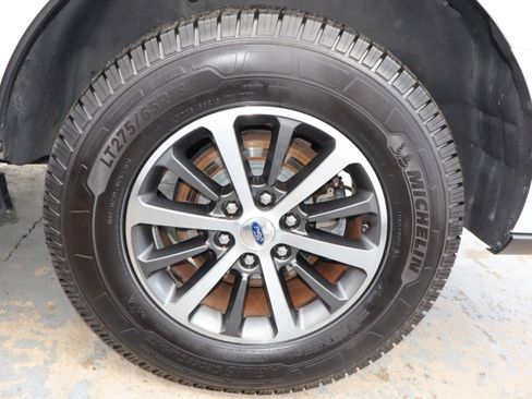 Used 2018 Ford Expedition XLT image 10