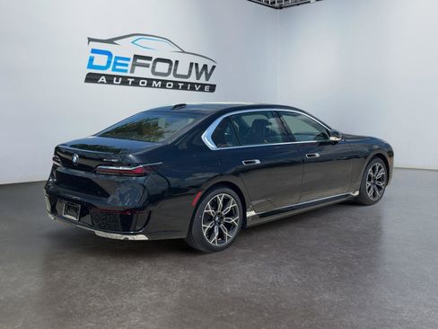 Used 2025 BMW i7 xDrive60 w/ Premium Package image 3