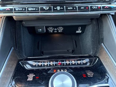 Used 2022 Jeep Grand Wagoneer Series II AWD/4WD image 18