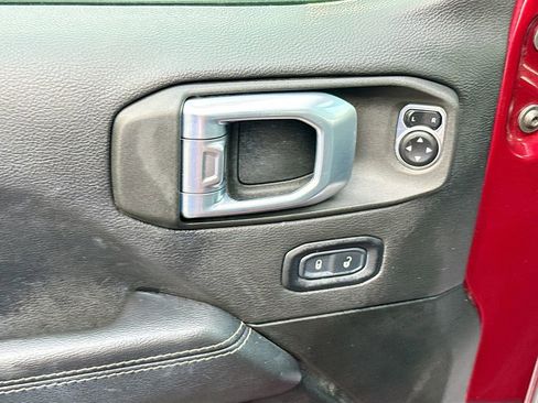 Used 2022 Jeep Wrangler Unlimited Sahara AWD/4WD image 19