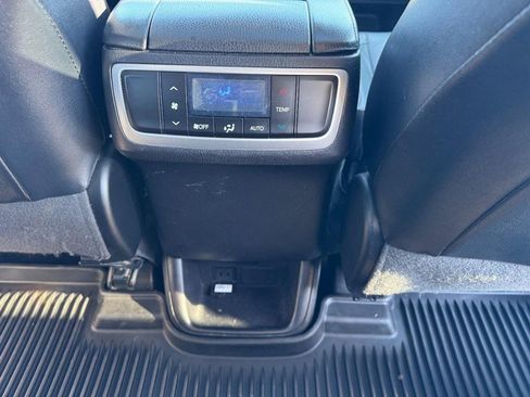 Used 2018 Toyota Highlander SE image 16