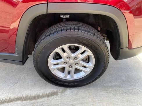 Used 2024 Jeep Grand Cherokee Laredo w/ Luxury Tech Group I AWD/4WD image 14