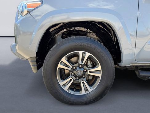 Used 2018 Toyota Tacoma TRD Sport w/ Technology Package image 9