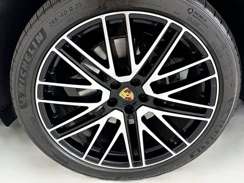 Certified 2025 Porsche Macan AWD/4WD image 30