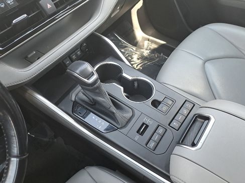 Used 2020 Toyota Highlander XLE AWD/4WD image 26