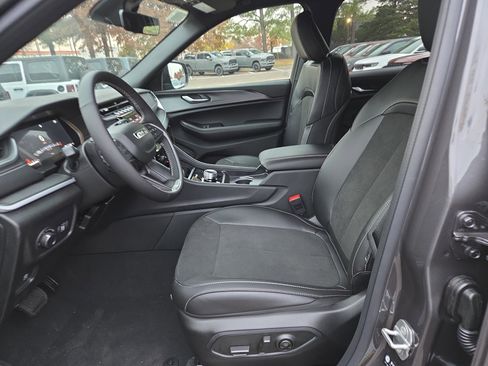 New 2025 Jeep Grand Cherokee L Altitude image 4