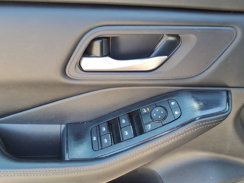 Used 2024 Nissan Rogue SV AWD/4WD image 16