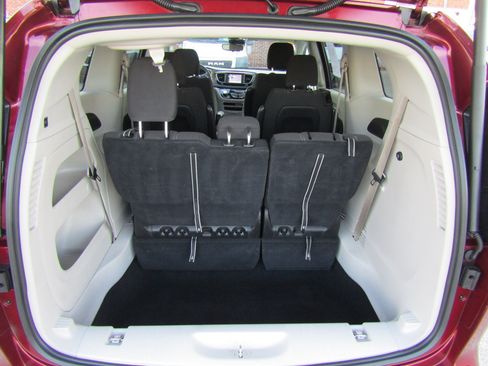 Used 2023 Chrysler Voyager LX FWD image 15