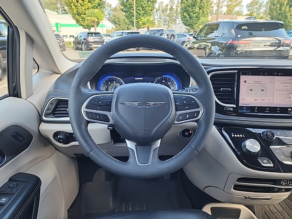 Used 2022 Chrysler Pacifica Touring-L FWD image 23
