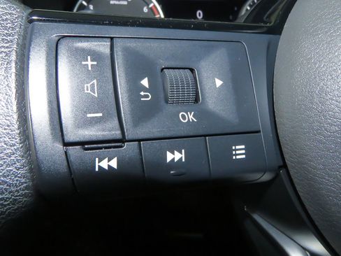 Certified 2022 Nissan Rogue SV image 30