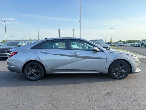 Used 2021 Hyundai Elantra SEL w/ Convenience Package FWD image 4