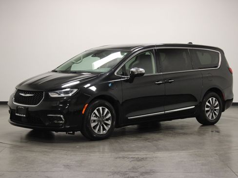Used 2023 Chrysler Pacifica Limited FWD image 4