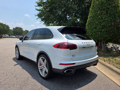Used 2016 Porsche Cayenne AWD/4WD image 3