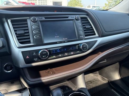 Used 2019 Toyota Highlander XLE AWD/4WD image 12