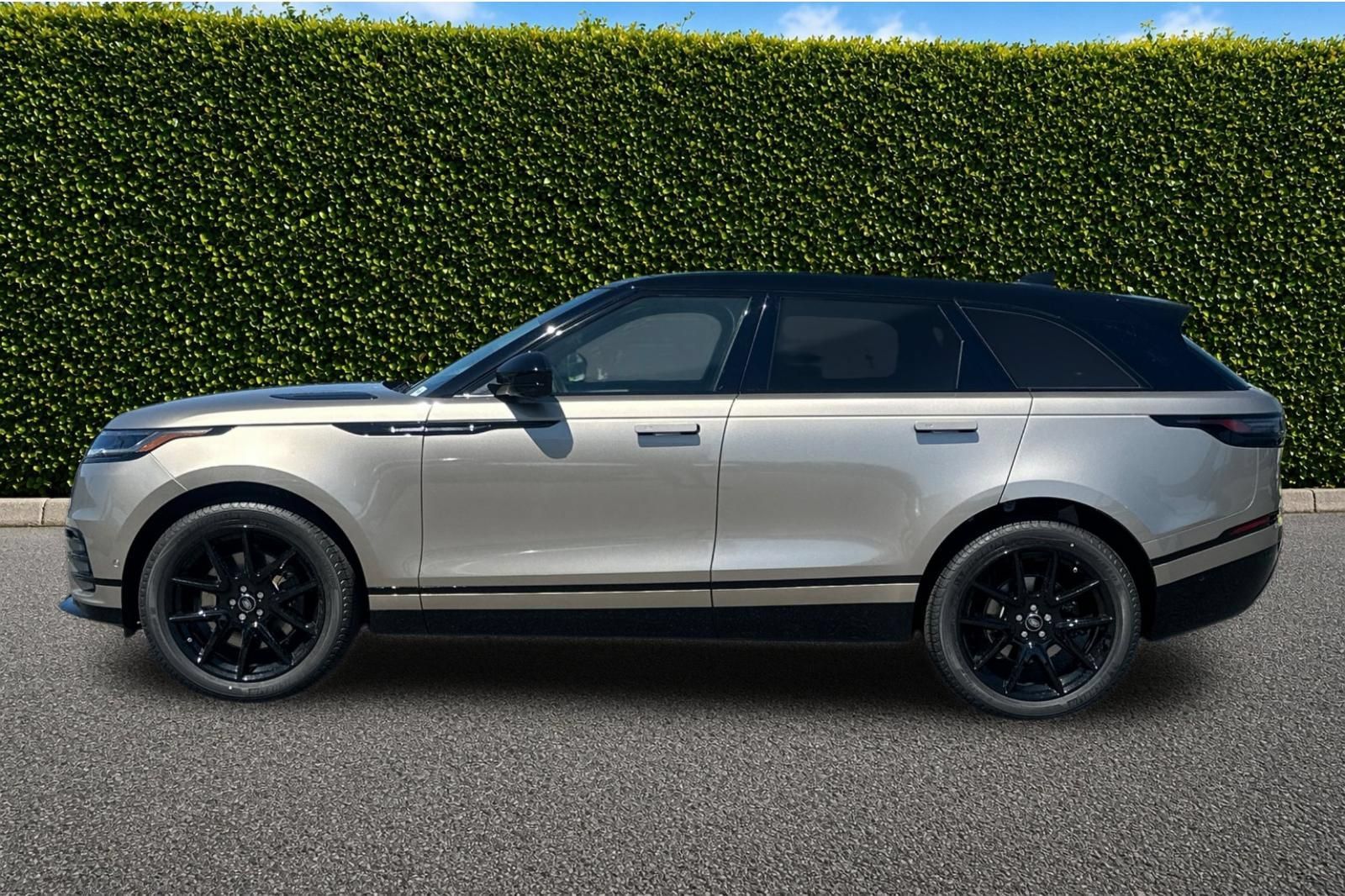 New 2026 Land Rover Range Rover Velar Dynamic SE AWD/4WD image 3
