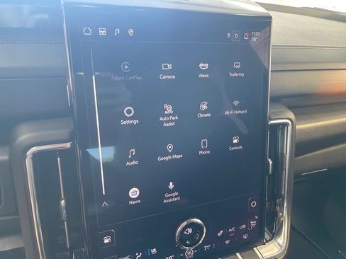 Used 2025 GMC Yukon XL Denali AWD/4WD image 11