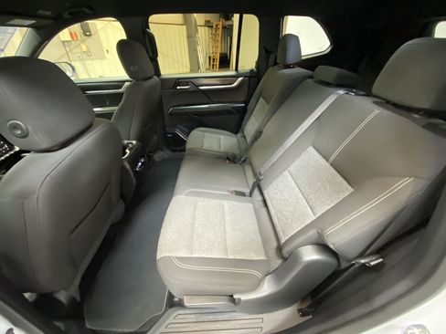 Used 2025 GMC Acadia Elevation image 25