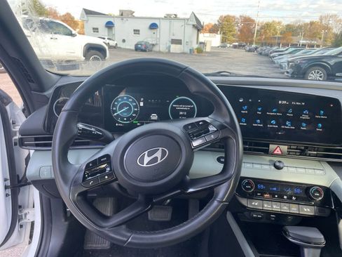 Used 2025 Hyundai Elantra Limited image 32