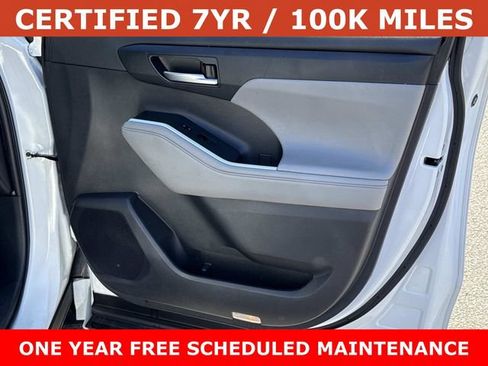 Used 2022 Toyota Highlander XLE AWD/4WD image 8