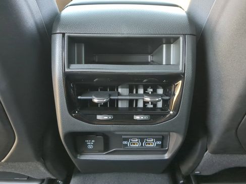 New 2025 Jeep Grand Cherokee Altitude image 31