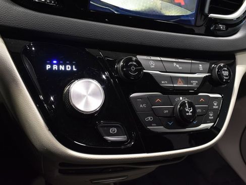 Used 2020 Chrysler Pacifica Touring-L Plus image 26