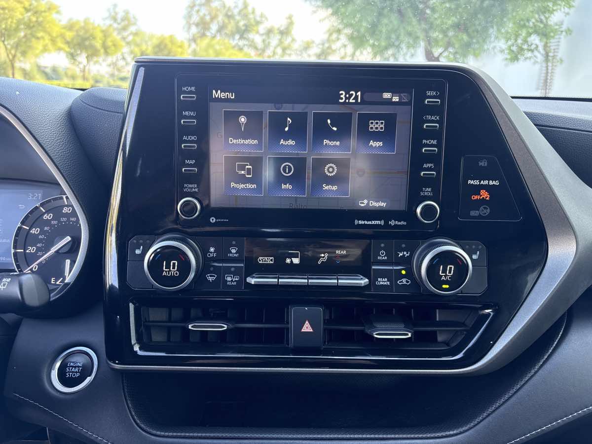 Used 2020 Toyota Highlander XLE FWD image 24