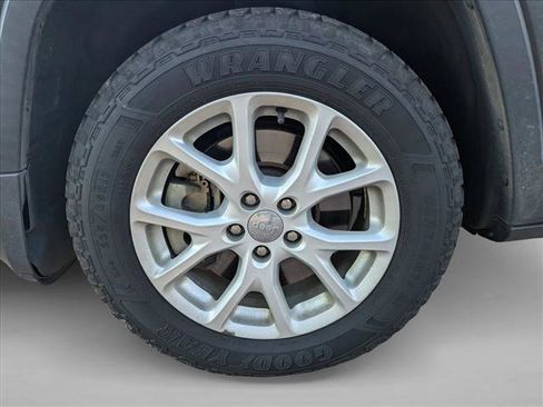 Used 2015 Jeep Cherokee Latitude w/ Comfort/Convenience Group AWD/4WD image 17