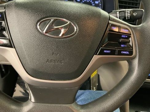 Used 2018 Hyundai Elantra SE FWD image 19