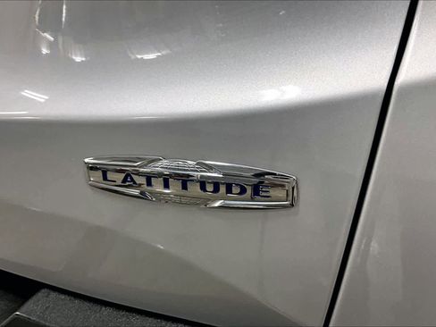 Used 2020 Jeep Renegade Latitude w/ Cold Weather Group image 9