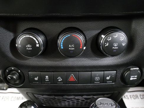 Used 2018 Jeep Wrangler Unlimited Sahara w/ Connectivity Group AWD/4WD image 25