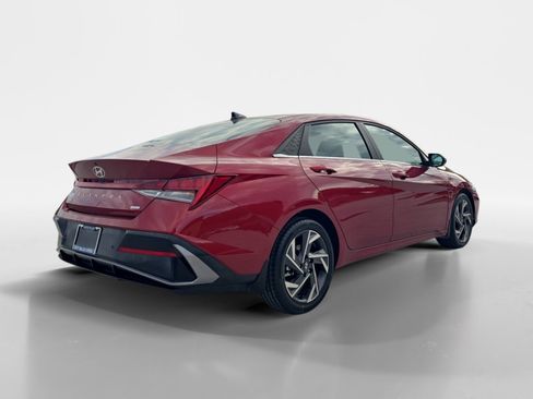 Used 2024 Hyundai Elantra Limited image 3