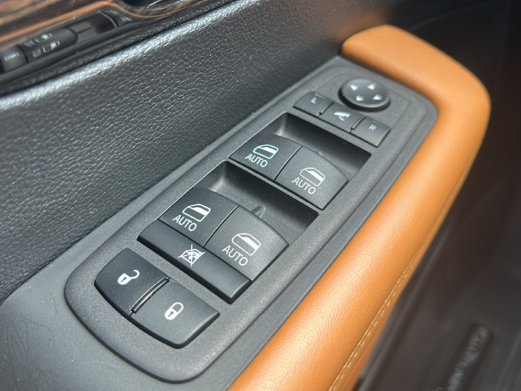 Used 2023 Chrysler Pacifica Pinnacle FWD image 25
