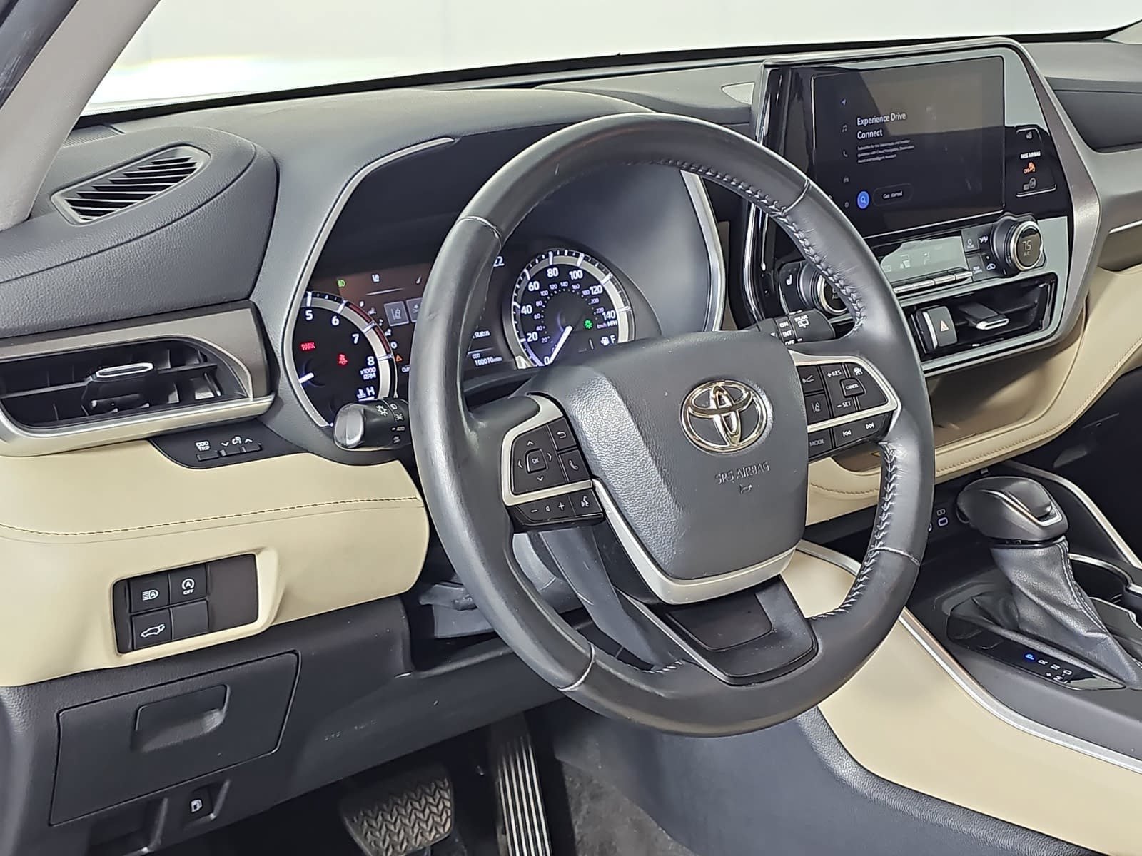 Used 2023 Toyota Highlander XLE FWD image 16