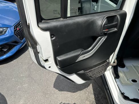 Used 2017 Jeep Wrangler Unlimited Rubicon w/ Connectivity Group AWD/4WD image 25