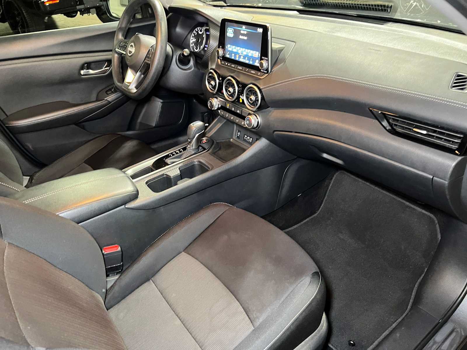 Used 2024 Nissan Sentra SV FWD image 11
