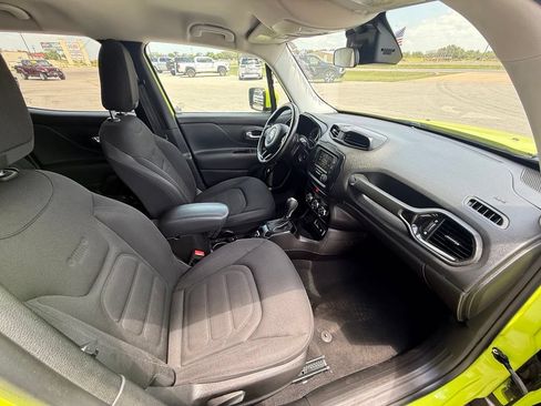 Used 2017 Jeep Renegade Altitude FWD image 19