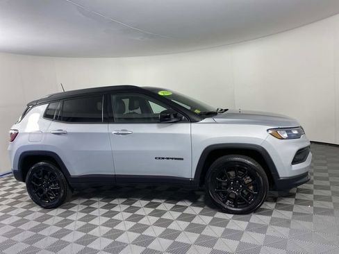Used 2024 Jeep Compass Latitude w/ Sun and Sound Group AWD/4WD image 10