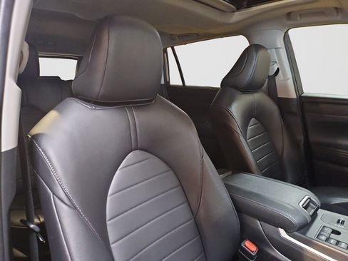 Used 2024 Toyota Highlander XLE FWD image 18