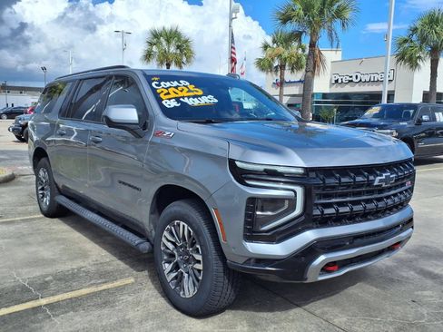 Used 2025 Chevrolet Suburban Z71 AWD/4WD image 3