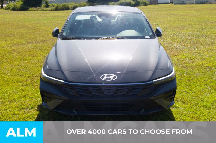 Used 2026 Hyundai Elantra SE FWD image 2