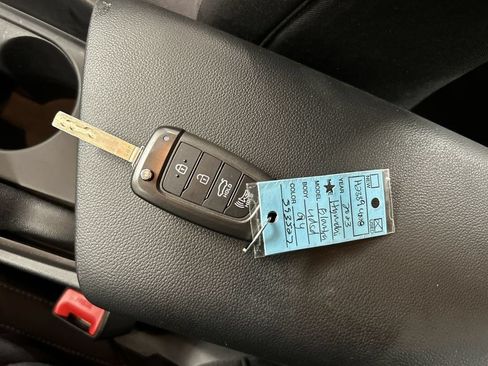 Used 2023 Hyundai Elantra SE FWD image 12
