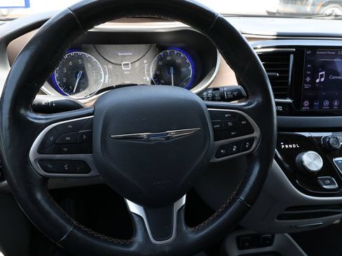 Used 2019 Chrysler Pacifica Touring-L Plus FWD image 10